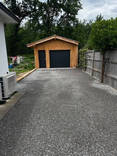 allée avec cabanon