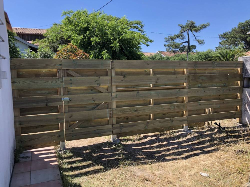 palissade avec portillon en bois