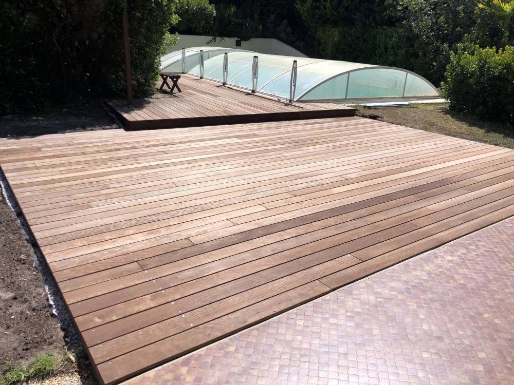 terrasse en bois avec piscine